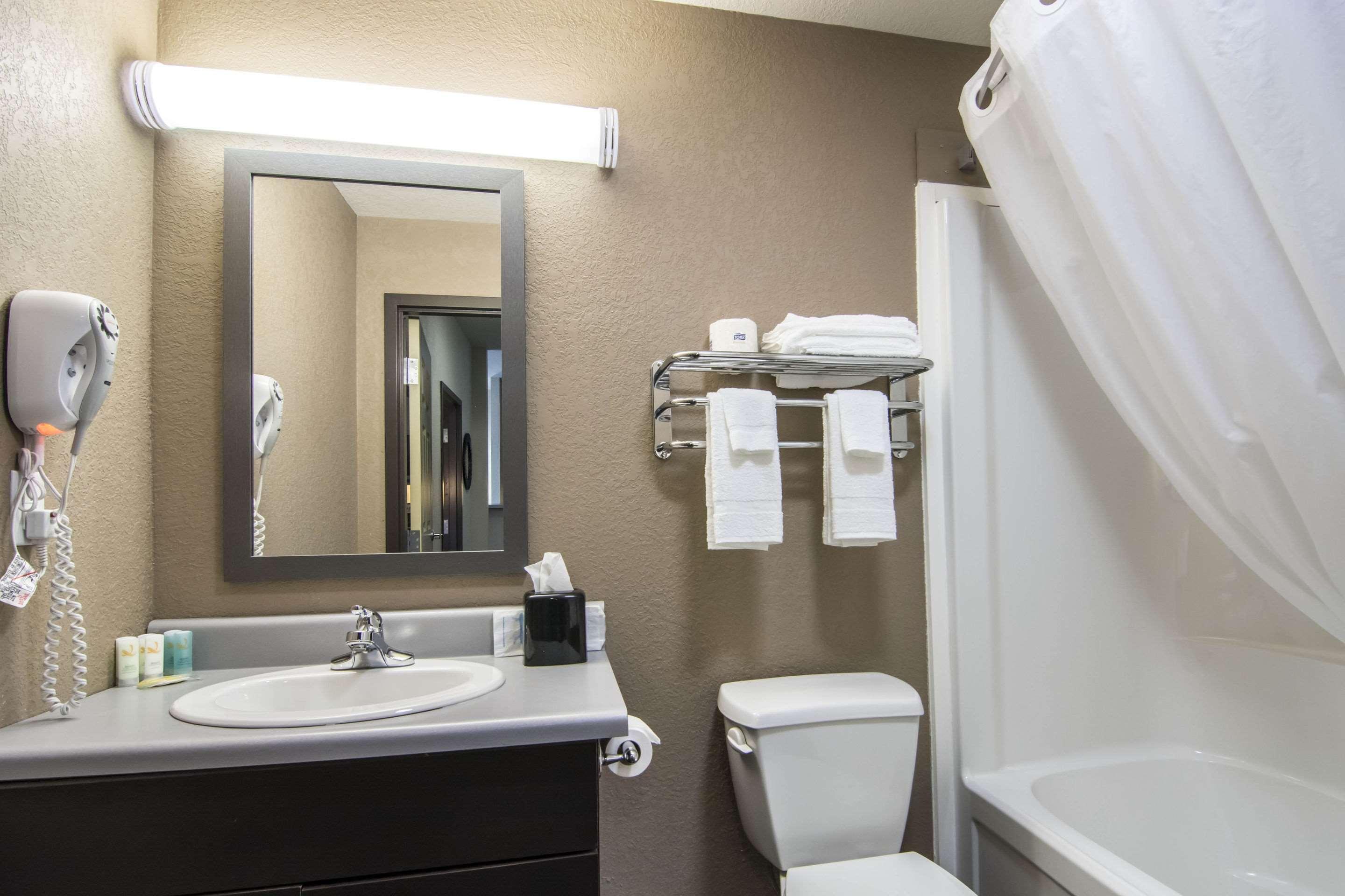 Quality Inn & Suites Thompson Extérieur photo